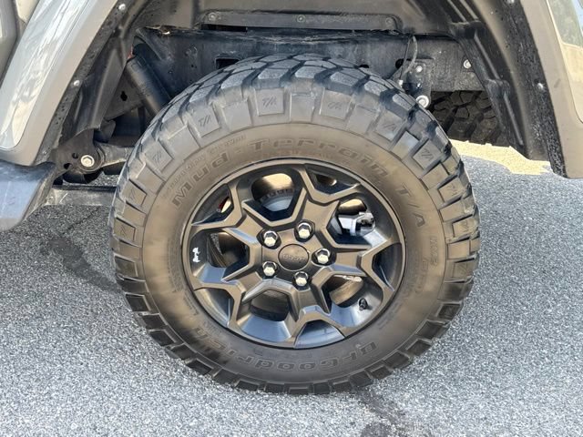 Certified 2023 Jeep Gladiator Sport AWD/4WD image 14