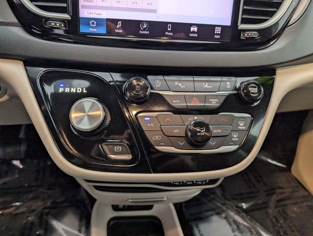 Used 2023 Chrysler Pacifica Touring-L image 16