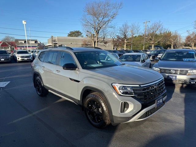 Certified 2025 Volkswagen Atlas Peak Edition SE image 1