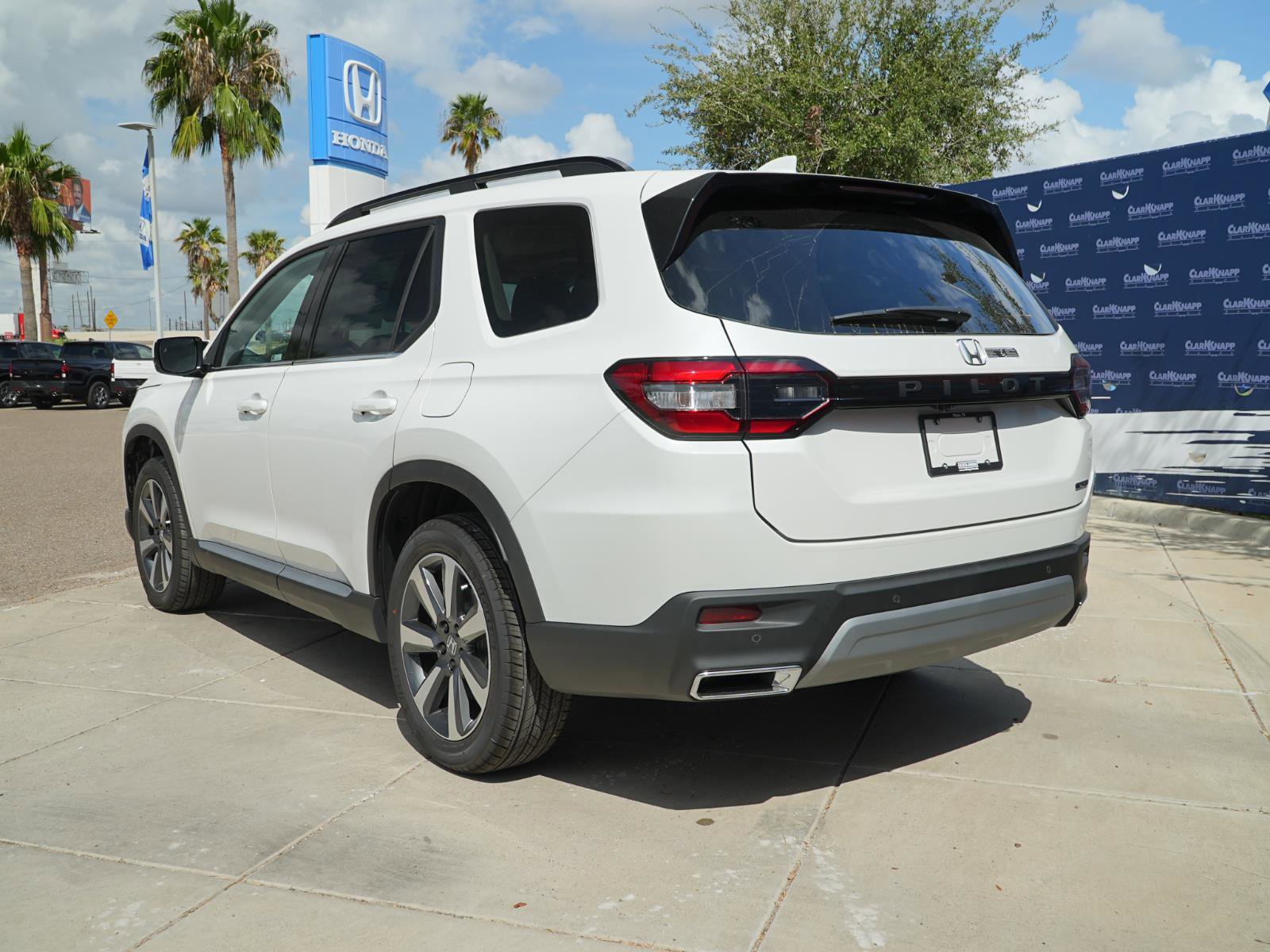 Used 2025 Honda Pilot Touring image 9