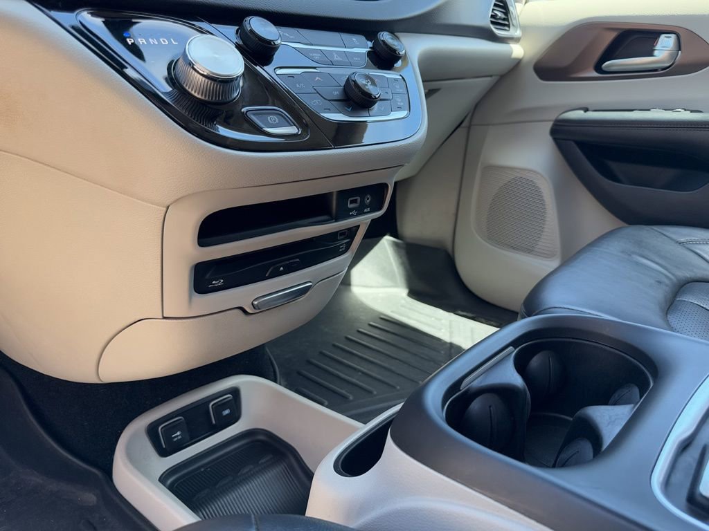 Used 2017 Chrysler Pacifica Touring-L Plus w/ Tire & Wheel Group image 34