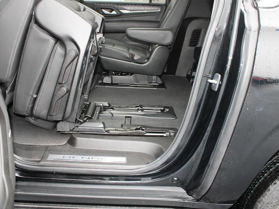 Used 2023 GMC Yukon XL Denali w/ Advanced Technology Package image 12