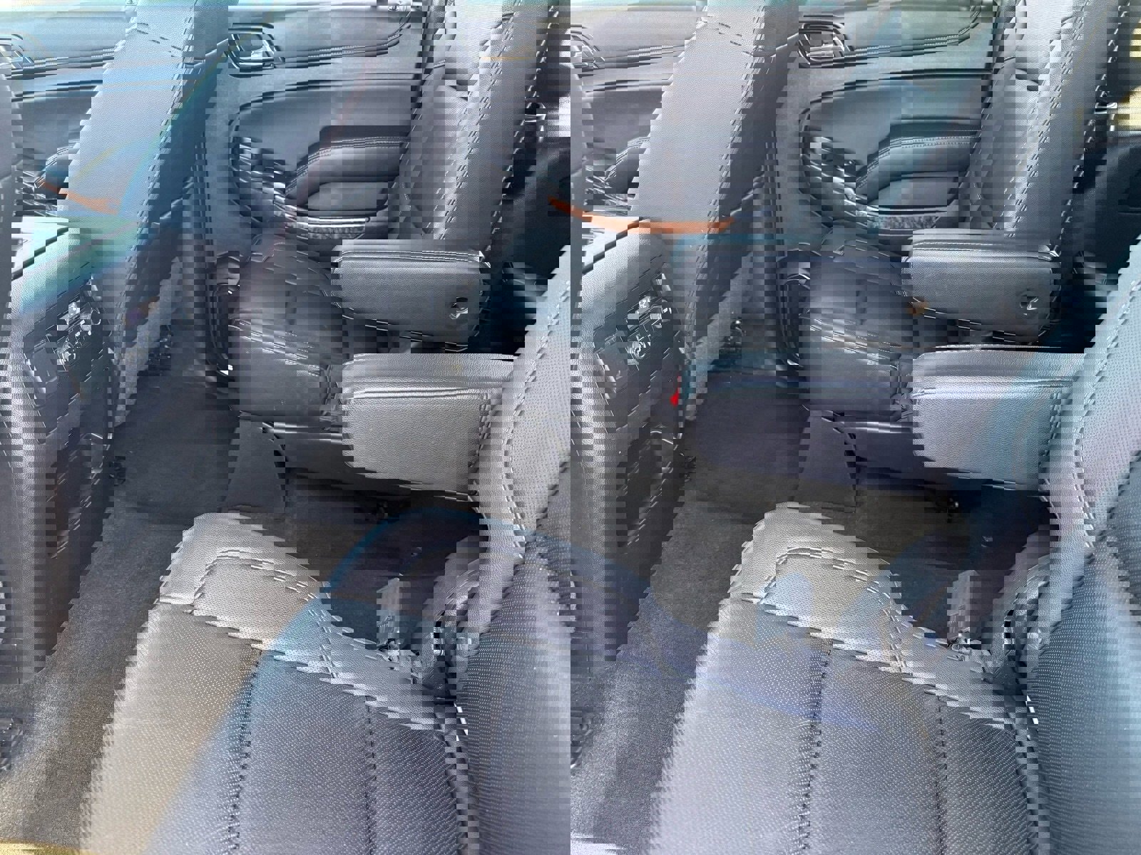 Used 2018 Chevrolet Suburban Premier image 28