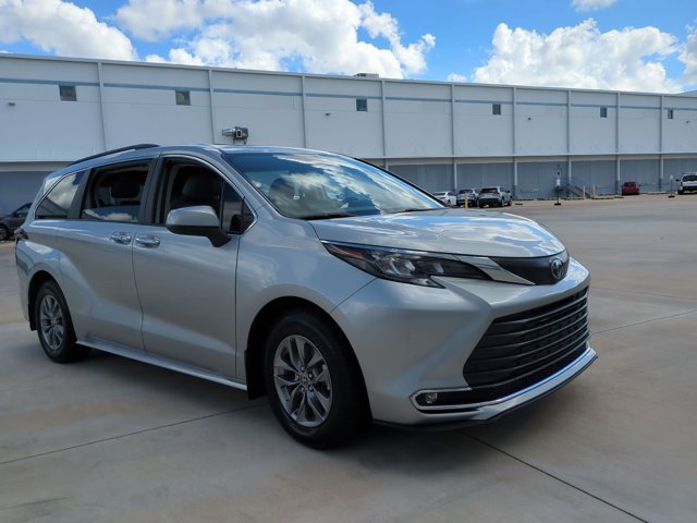 Used 2024 Toyota Sienna XLE FWD image 3
