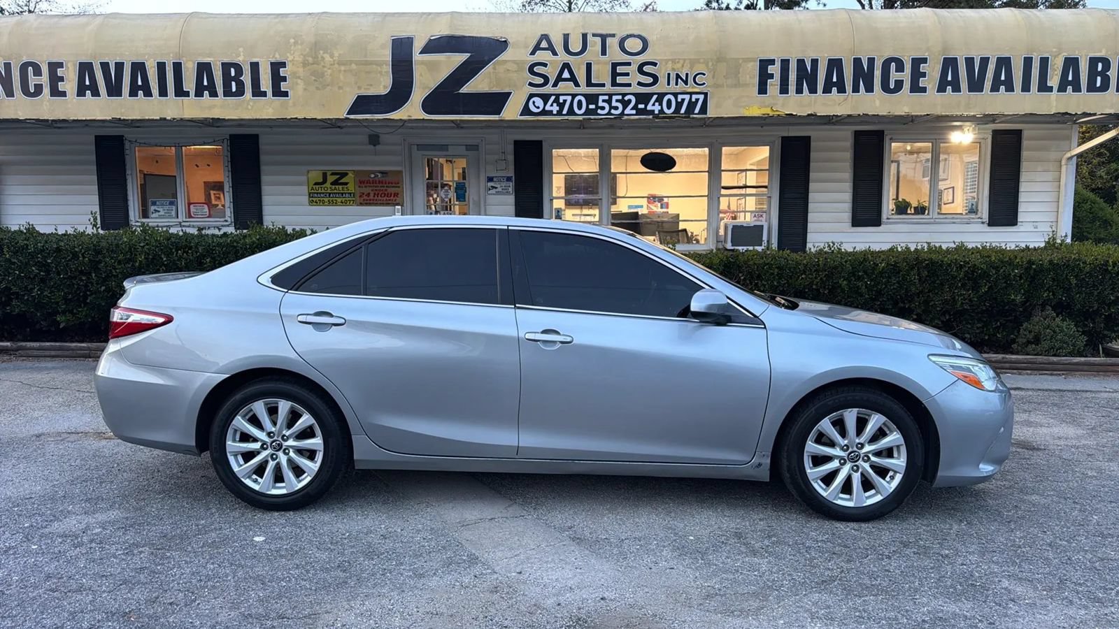 Used 2015 Toyota Camry XLE FWD image 2