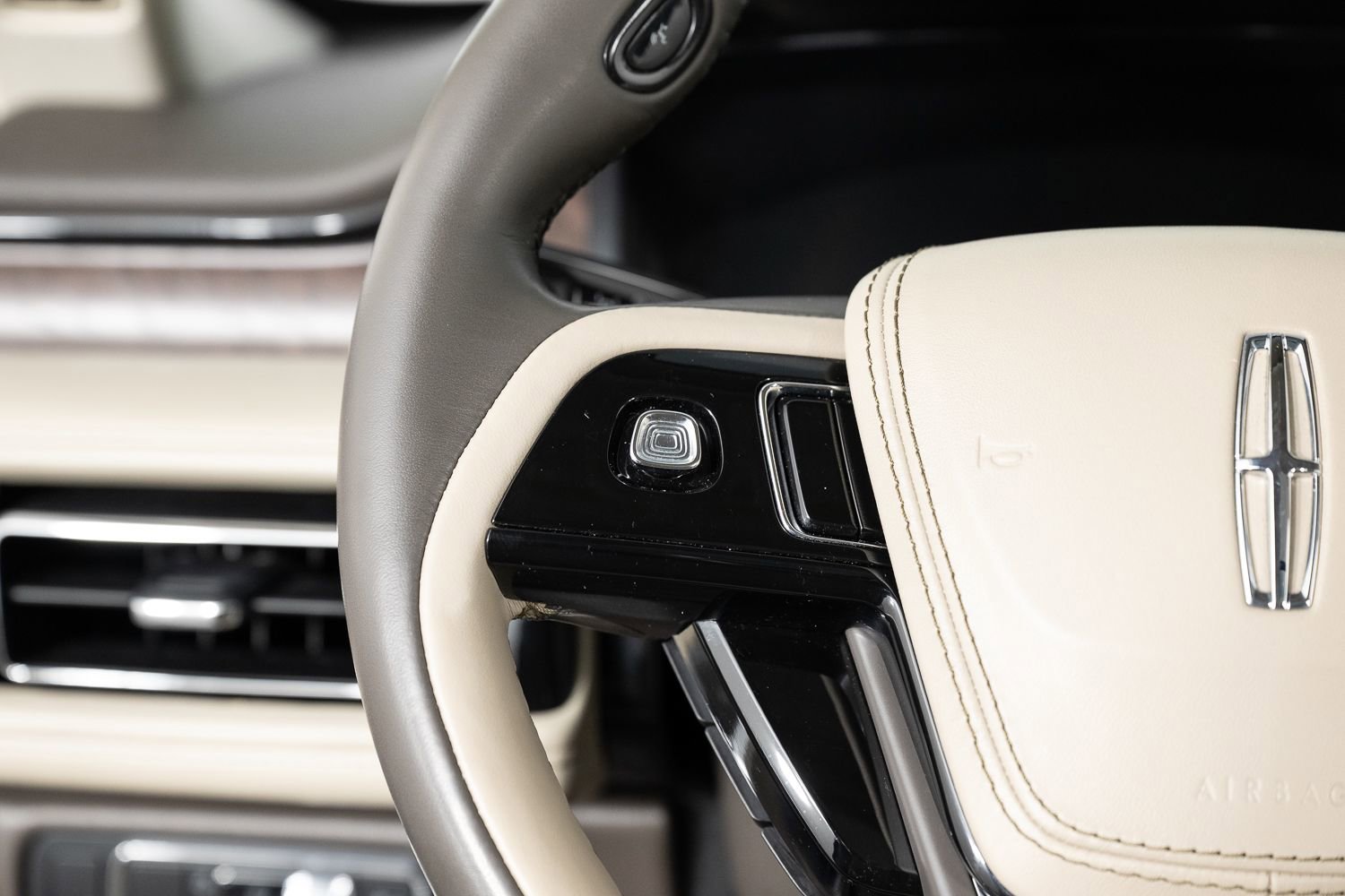 Used 2021 Lincoln Aviator Reserve w/ Class IV Trailer Tow Package image 33