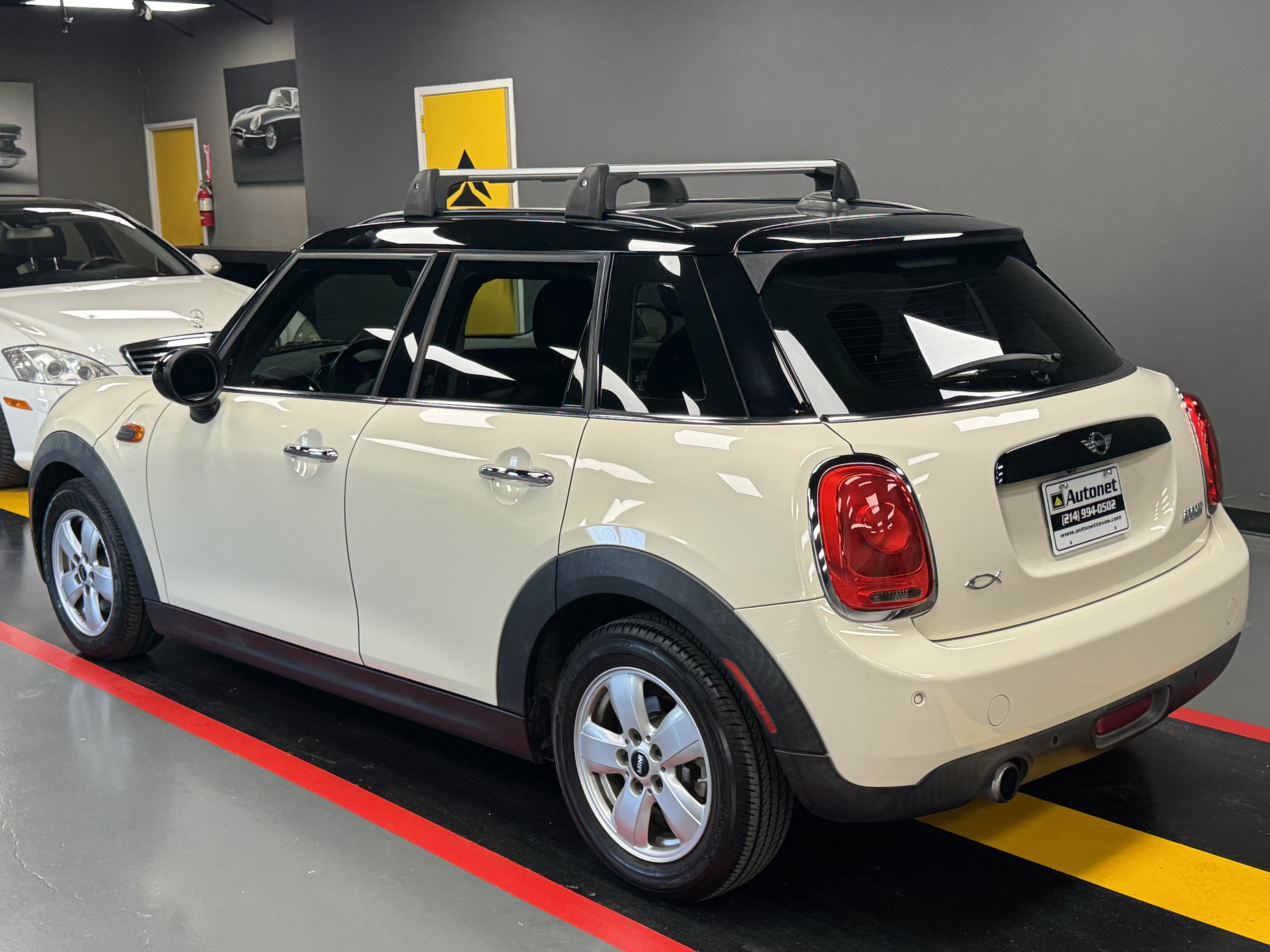 Used 2018 MINI Cooper 4-Door Hardtop FWD image 4