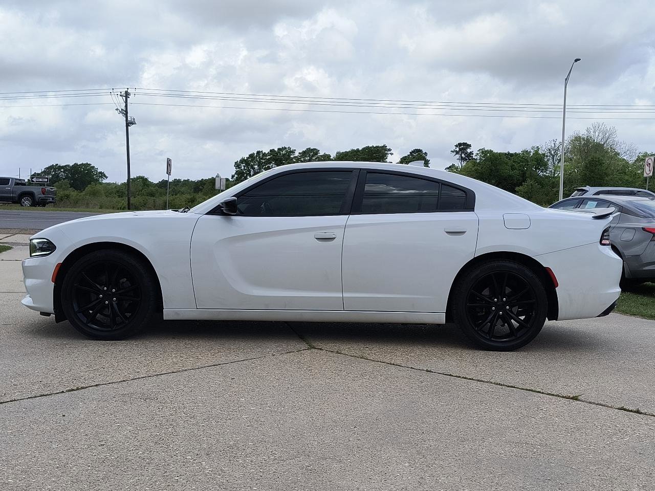 Used 2016 Dodge Charger SXT w/ Blacktop Package image 3