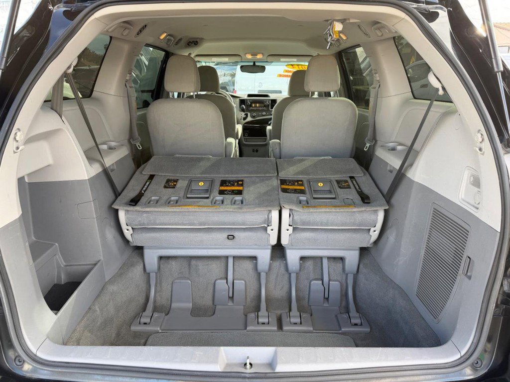 Used 2014 Toyota Sienna L image 40