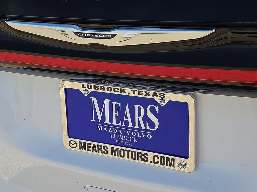 Used 2024 Chrysler Pacifica Touring-L image 16