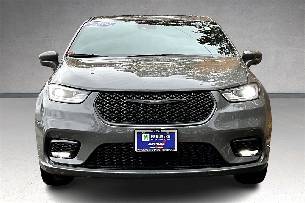 Used 2022 Chrysler Pacifica Limited w/ Uconnect Theater Family Group image 2