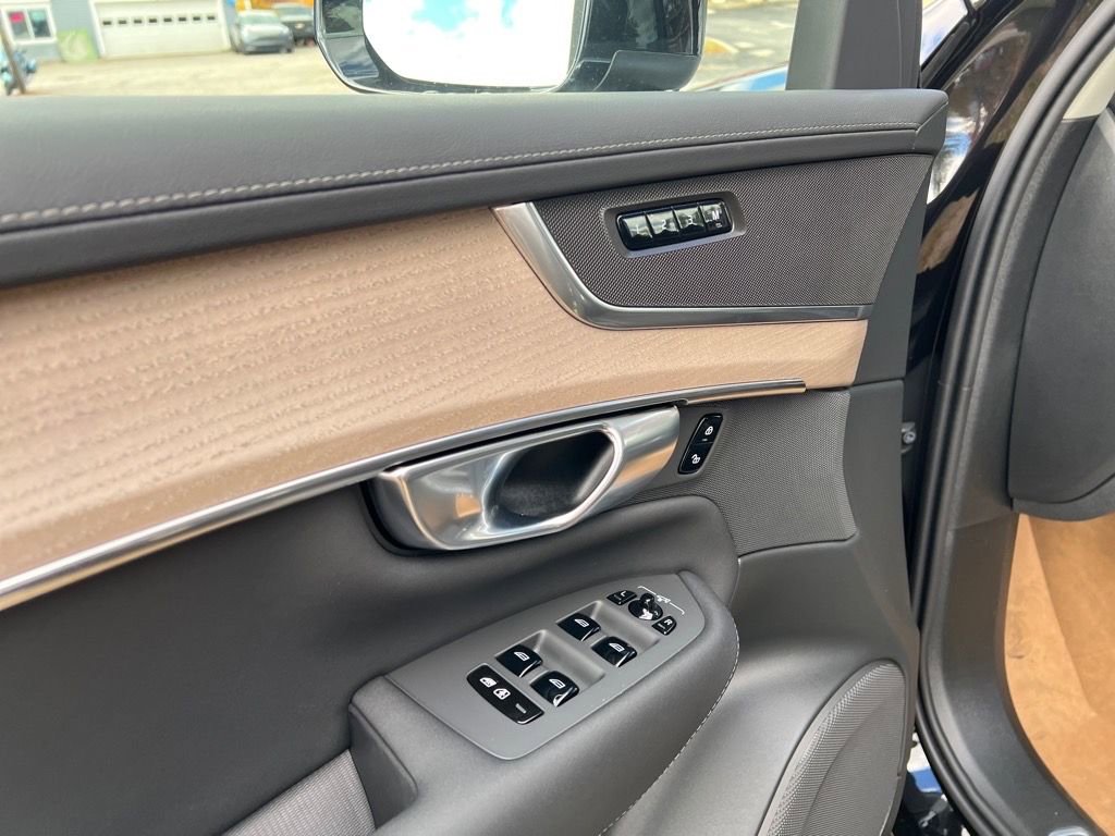 New 2026 Volvo XC90 B5 Plus w/ Protection Package Premier AWD/4WD image 11