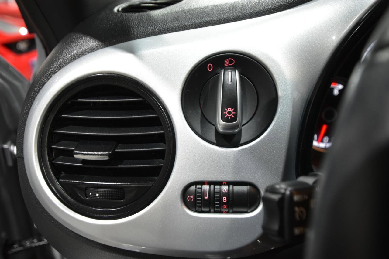 Used 2015 Volkswagen Beetle 1.8T Classic FWD image 11