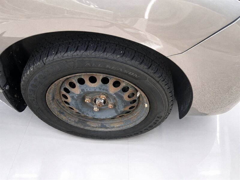 Used 2012 Nissan Versa SV FWD image 30