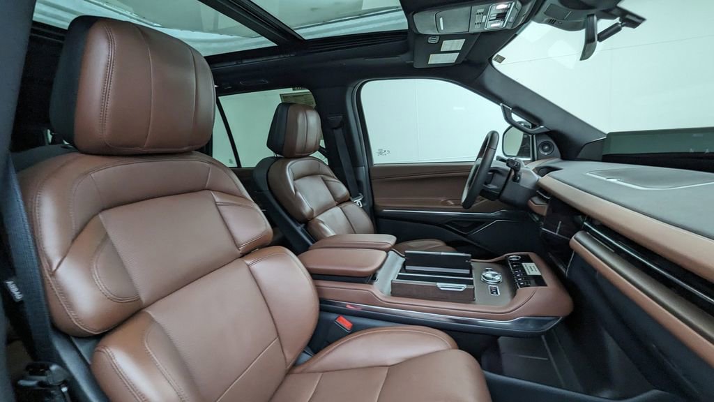 Used 2025 Lincoln Navigator L Reserve image 44