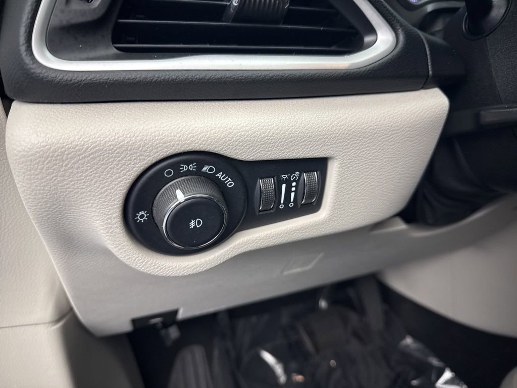 Used 2023 Chrysler Pacifica Touring-L FWD image 29