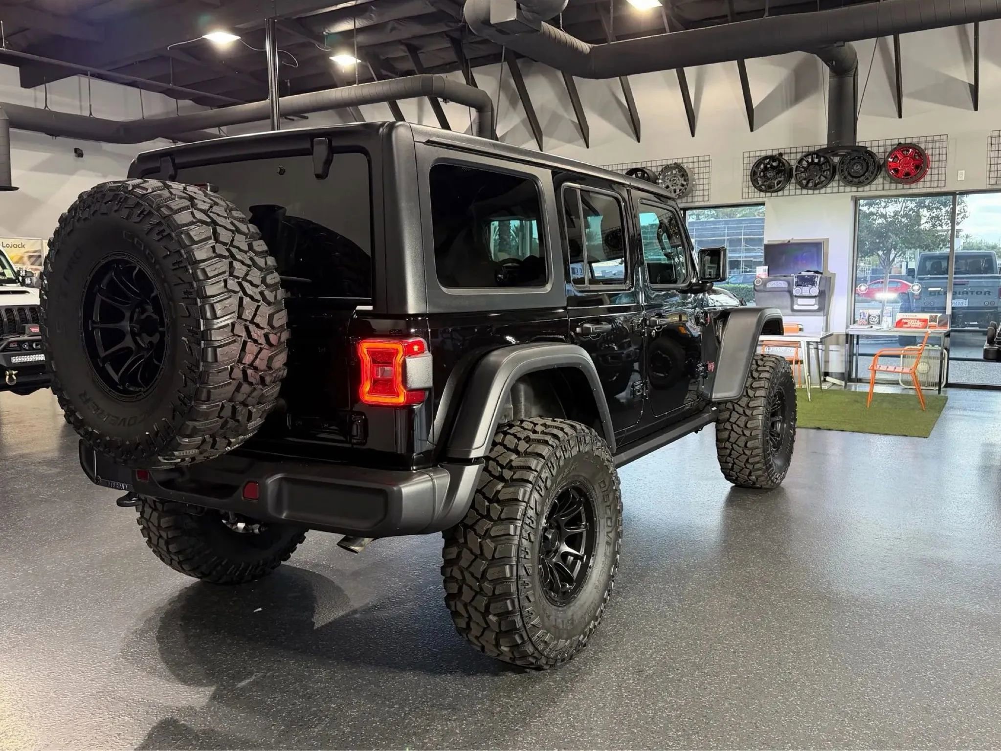 Used 2025 Jeep Wrangler Unlimited Rubicon image 28