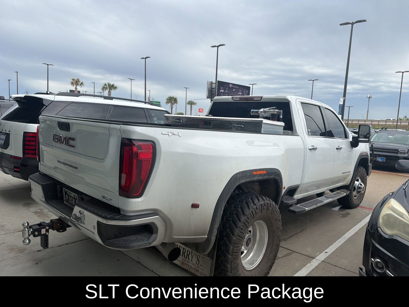 Used 2022 GMC Sierra 3500 SLT w/ SLT Premium Package image 4