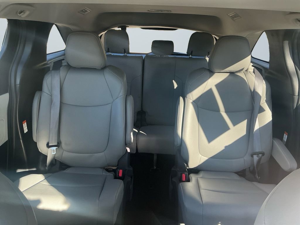 Used 2025 Toyota Sienna XLE image 13