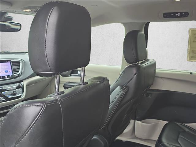 Used 2023 Chrysler Pacifica Touring-L FWD image 16