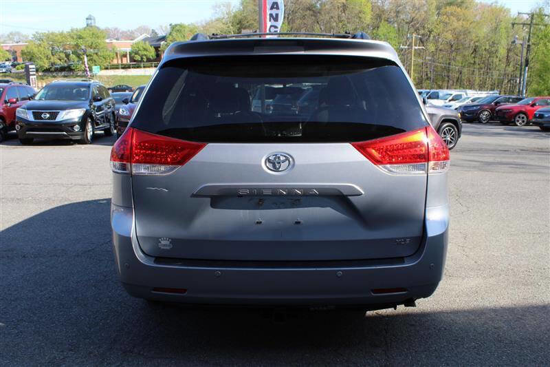 Used 2013 Toyota Sienna XLE w/ Entertainment Pkg FWD image 4