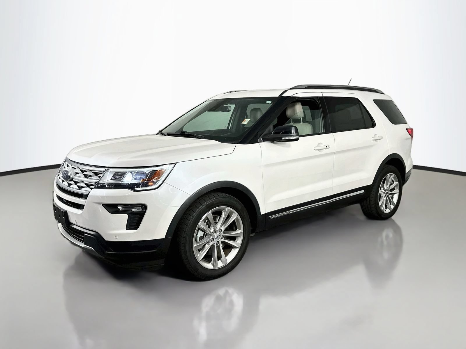 Used 2018 Ford Explorer XLT w/ Equipment Group 202A FWD image 4