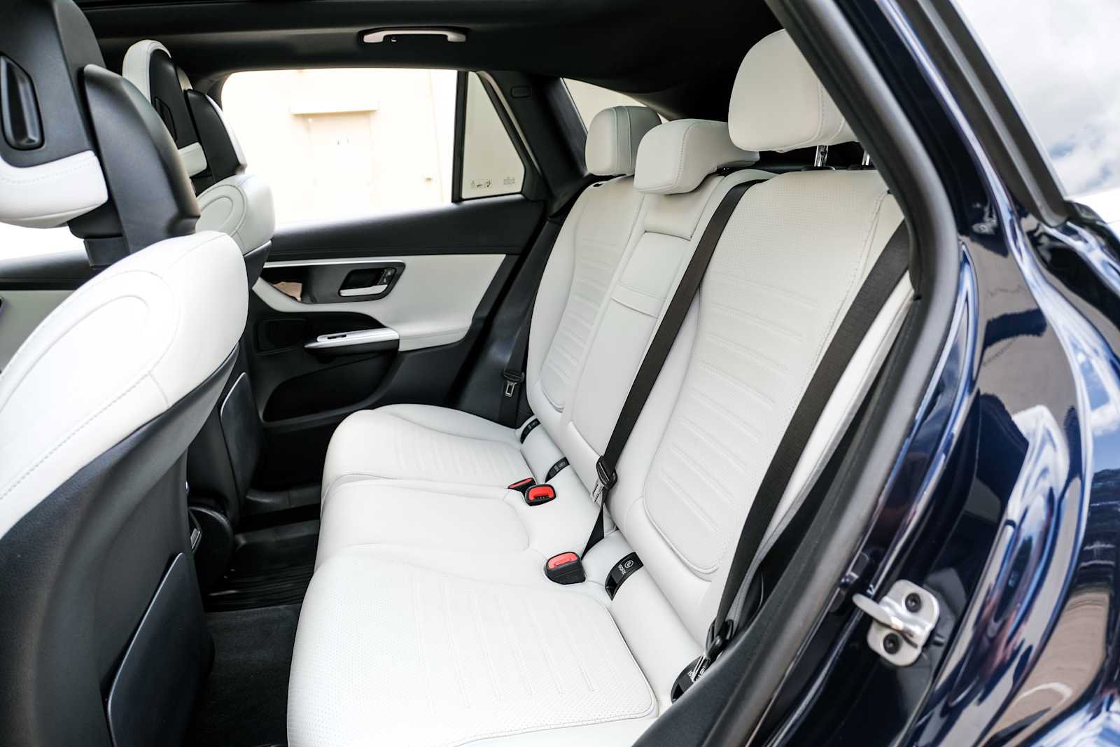 Used 2024 Mercedes-Benz GLC 300 4MATIC image 35