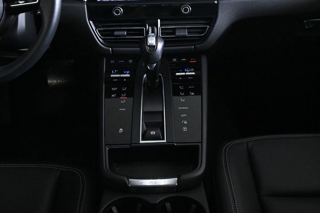 Certified 2023 Porsche Macan image 16