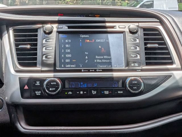 Used 2019 Toyota Highlander XLE FWD image 21