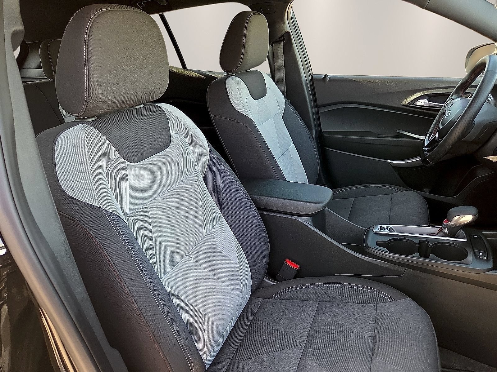 Used 2025 Chevrolet Trax RS FWD image 8