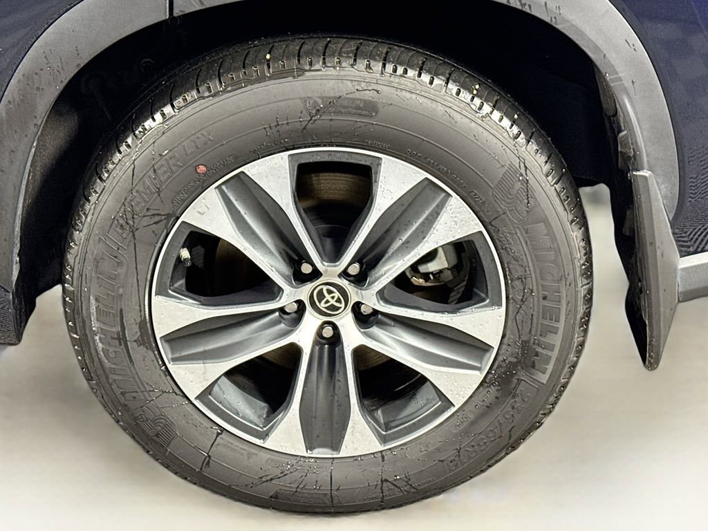 Certified 2025 Toyota Highlander XLE image 10