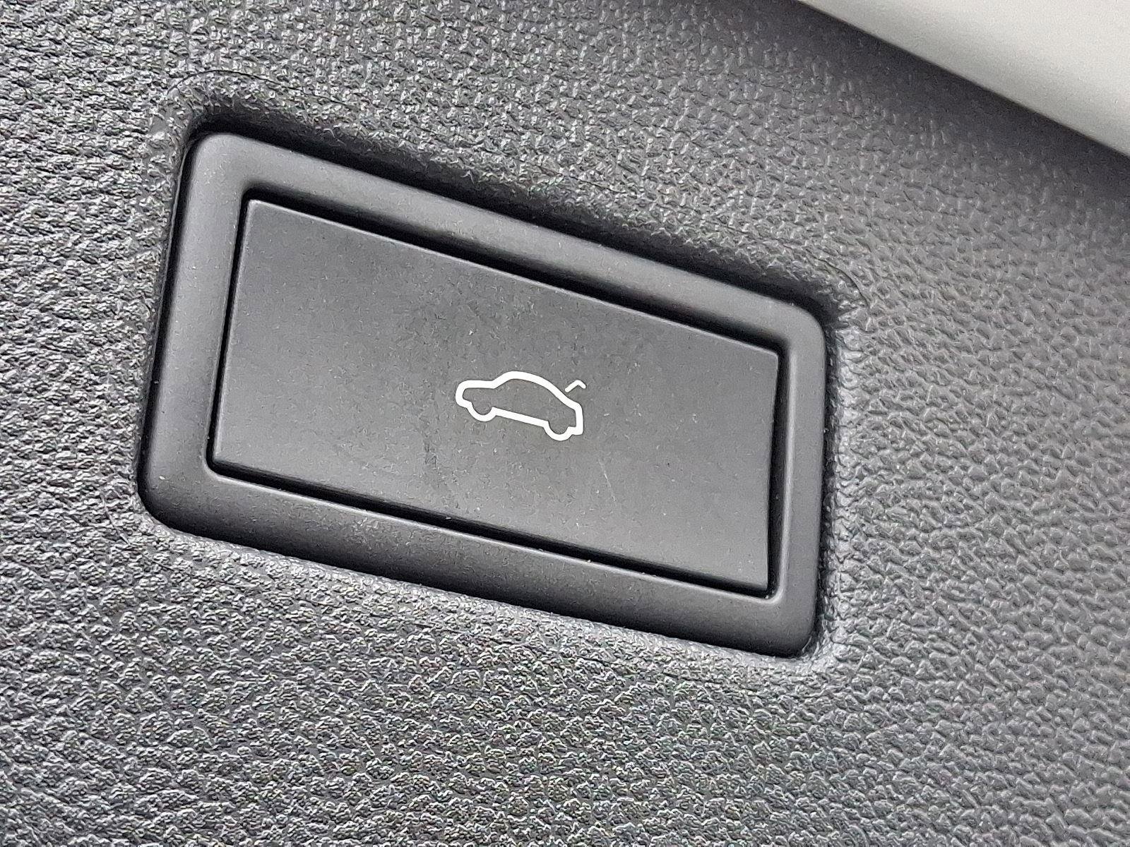 Used 2022 Volkswagen Tiguan SE w/ Panoramic Sunroof Package image 28