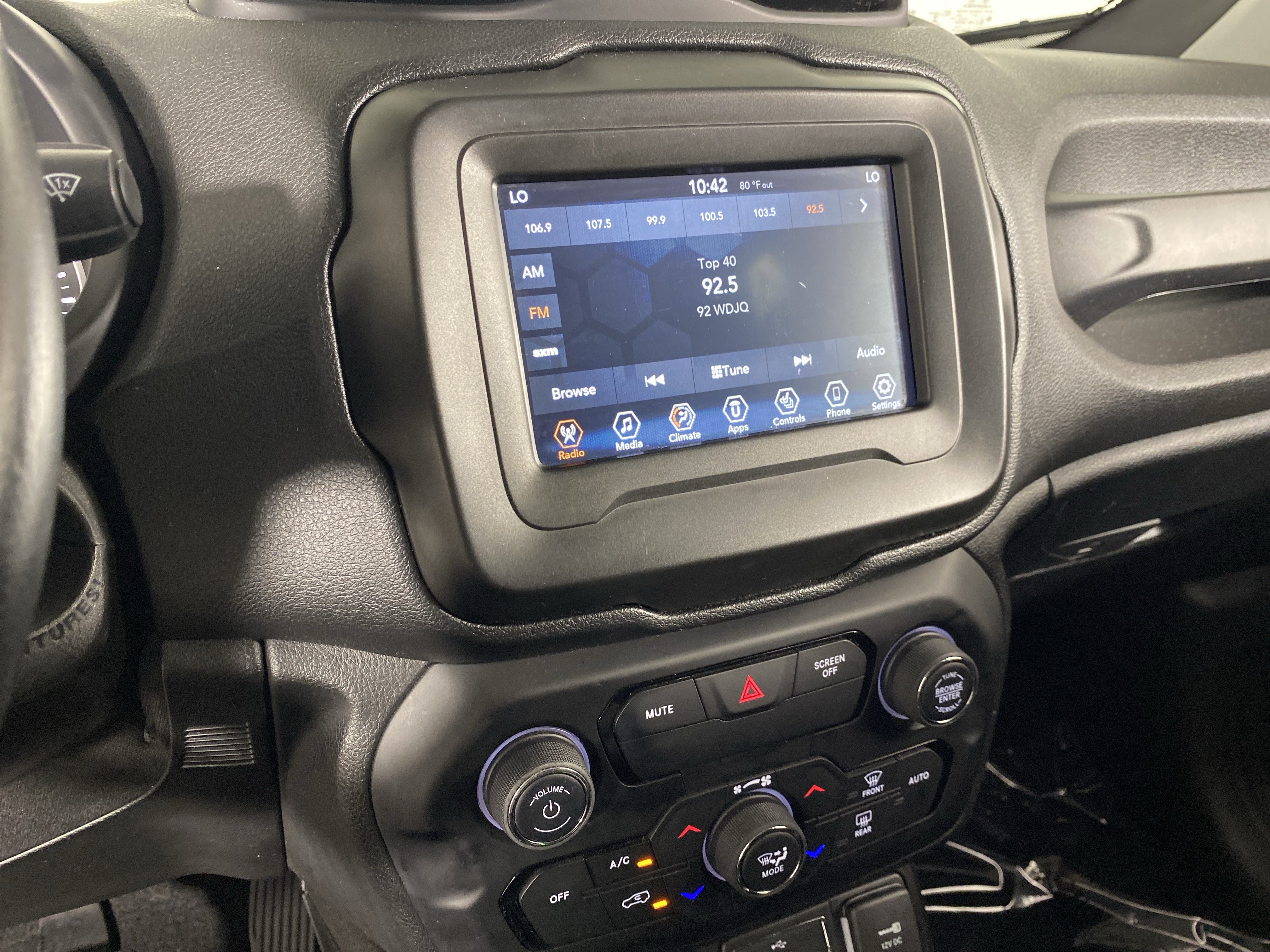 Used 2020 Jeep Renegade Latitude w/ Cold Weather Group AWD/4WD image 29
