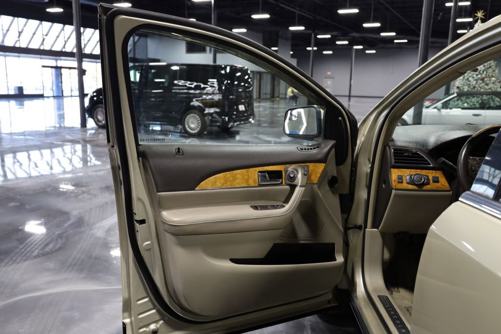 Used 2011 Lincoln MKX 2WD w/ Wood Pkg image 10