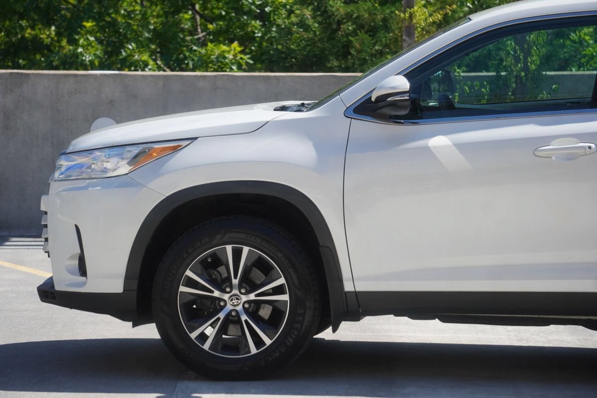 Used 2019 Toyota Highlander LE AWD/4WD image 19