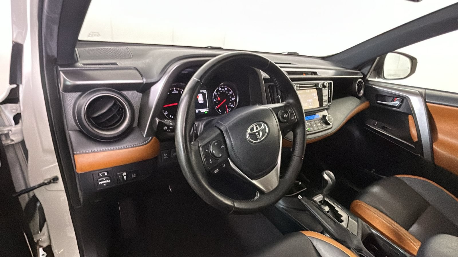 Used 2018 Toyota RAV4 SE w/ Power Extra Value Package AWD/4WD image 16