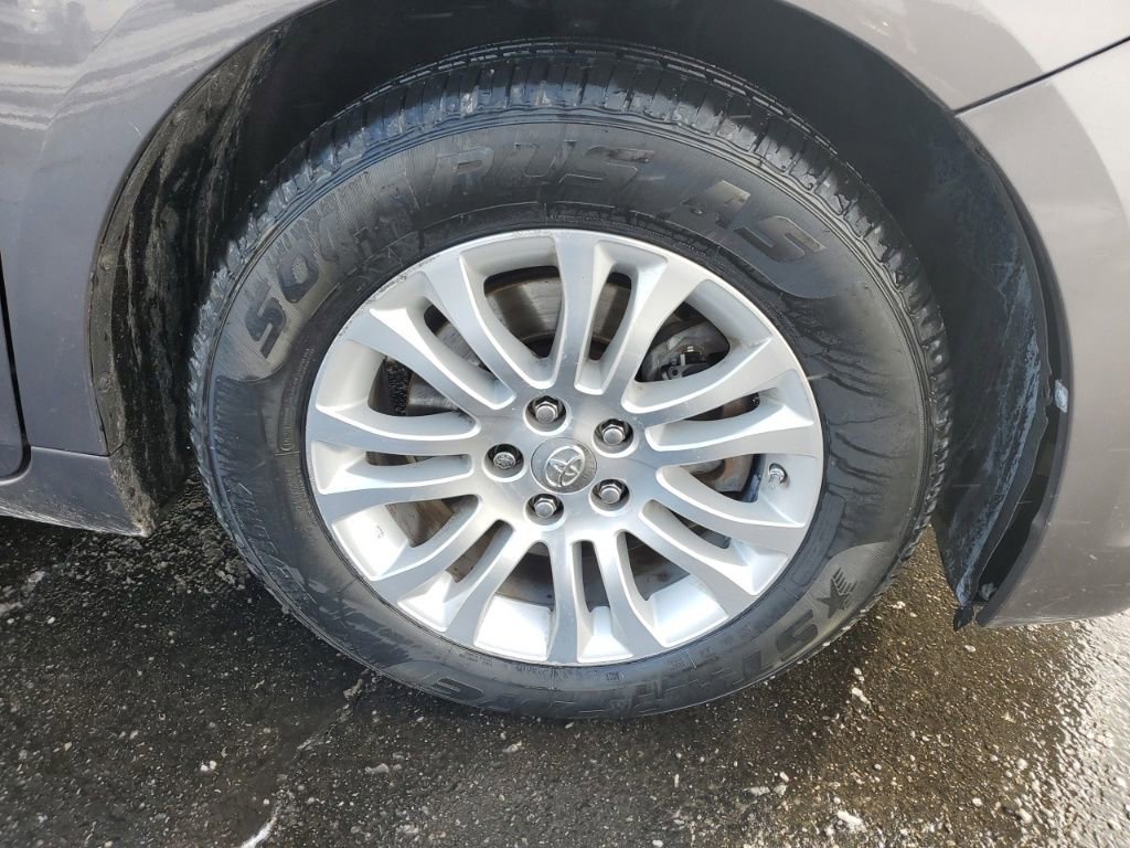 Used 2015 Toyota Sienna XLE image 9