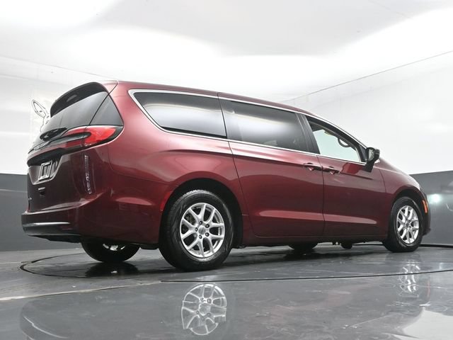 Used 2023 Chrysler Pacifica Touring-L FWD image 35
