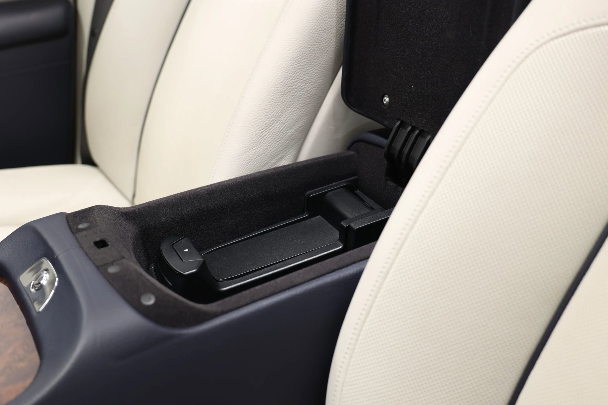 Used 2015 Rolls-Royce Ghost image 25