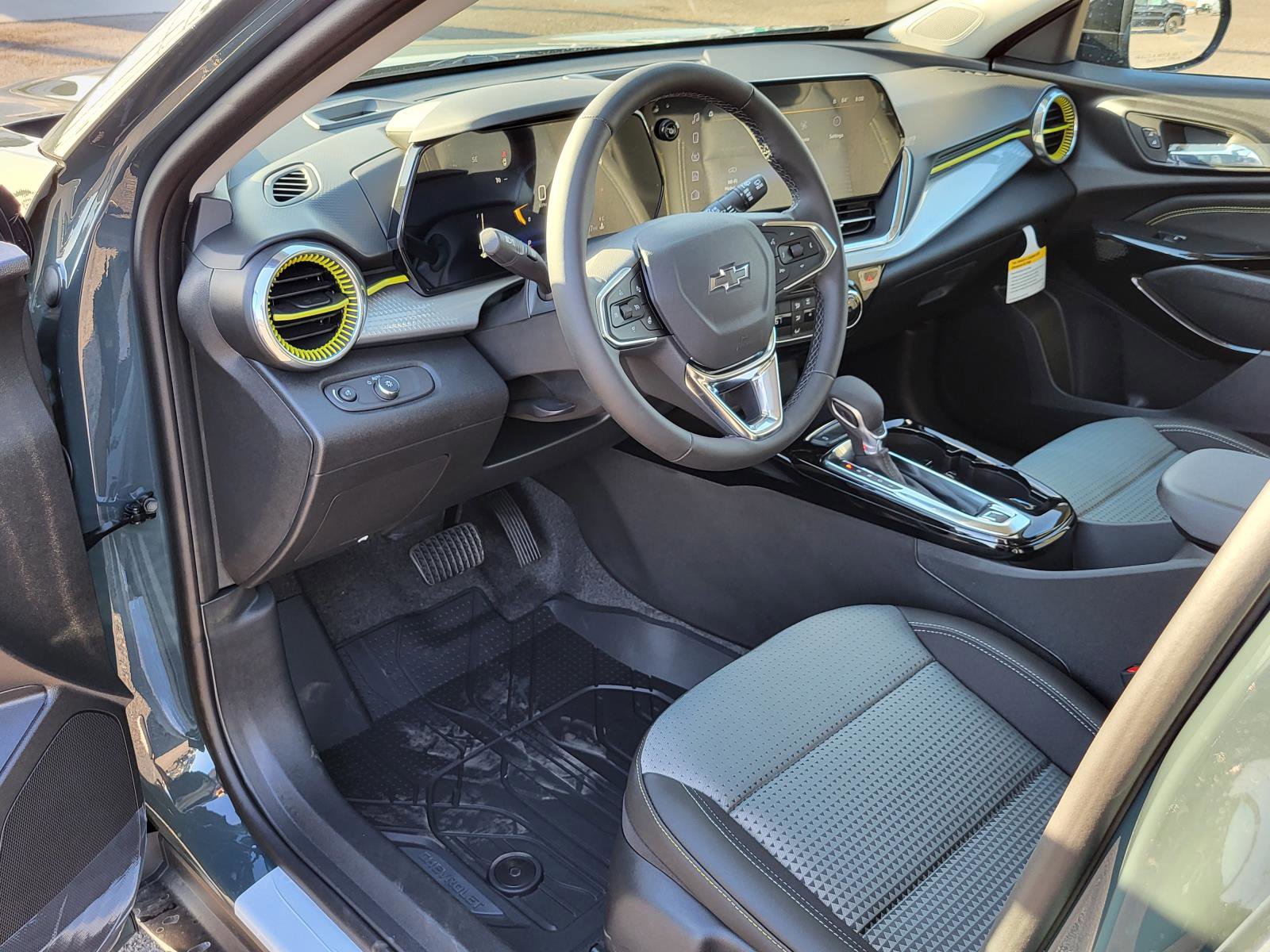 New 2026 Chevrolet Trax LT w/ Midnight Edition FWD image 14