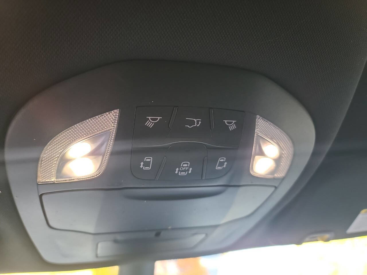 Used 2025 Chrysler Pacifica Select FWD image 23