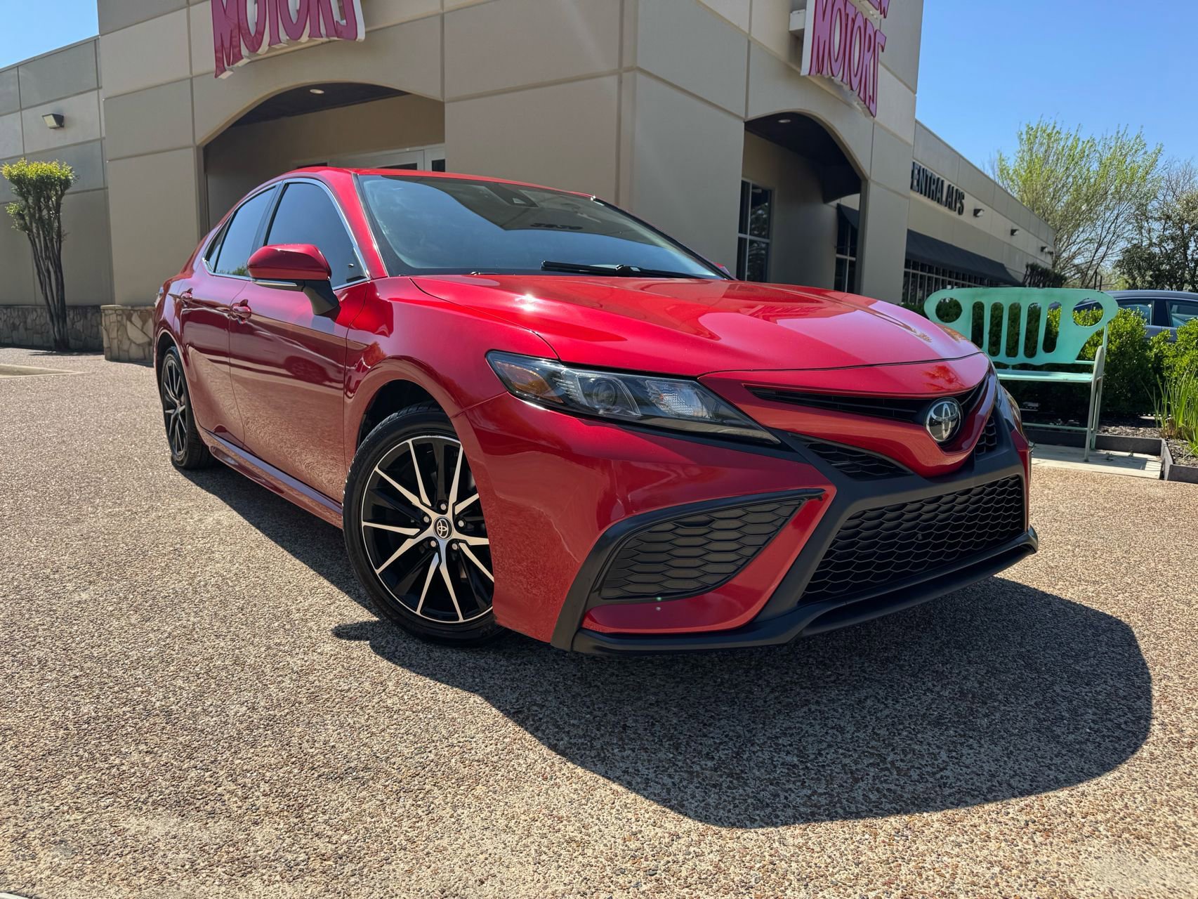 Used 2023 Toyota Camry SE FWD image 1