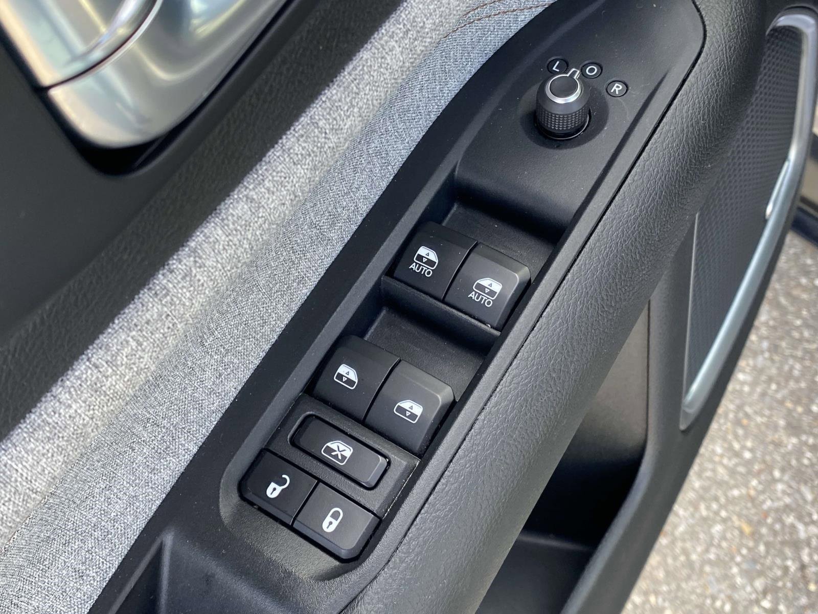 Used 2023 Jeep Compass Latitude w/ Sun and Sound Group image 17