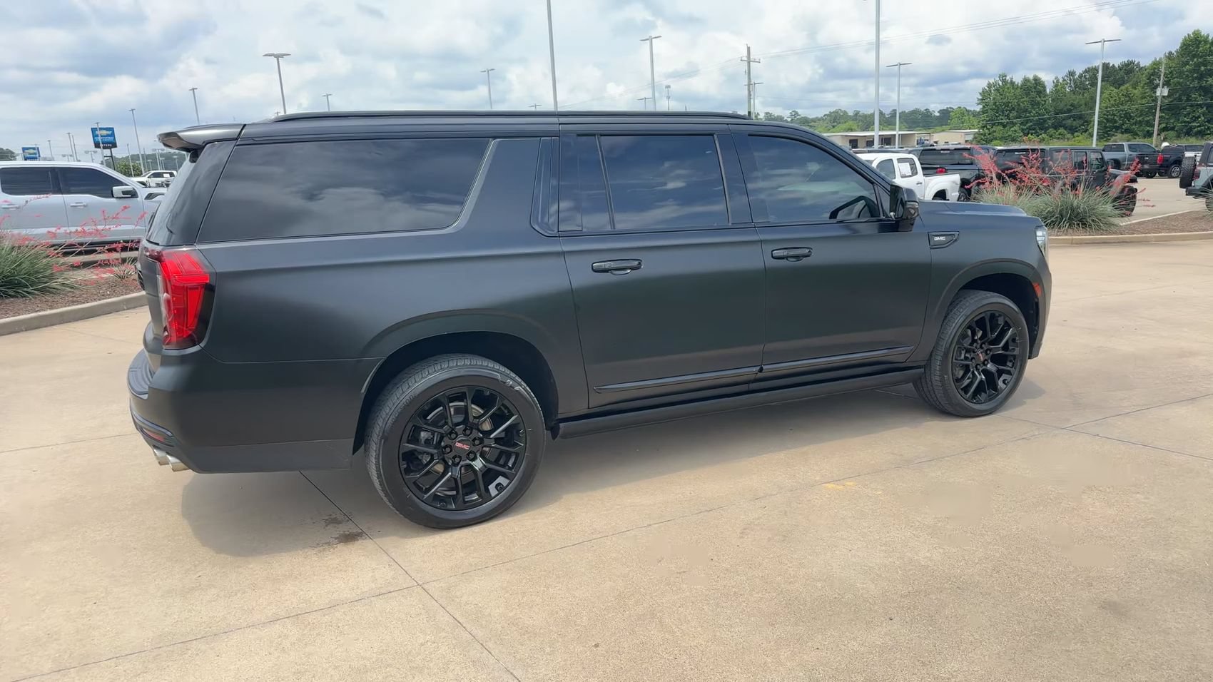 Used 2023 GMC Yukon XL Denali w/ LPO, Floor Liner Package AWD/4WD image 9