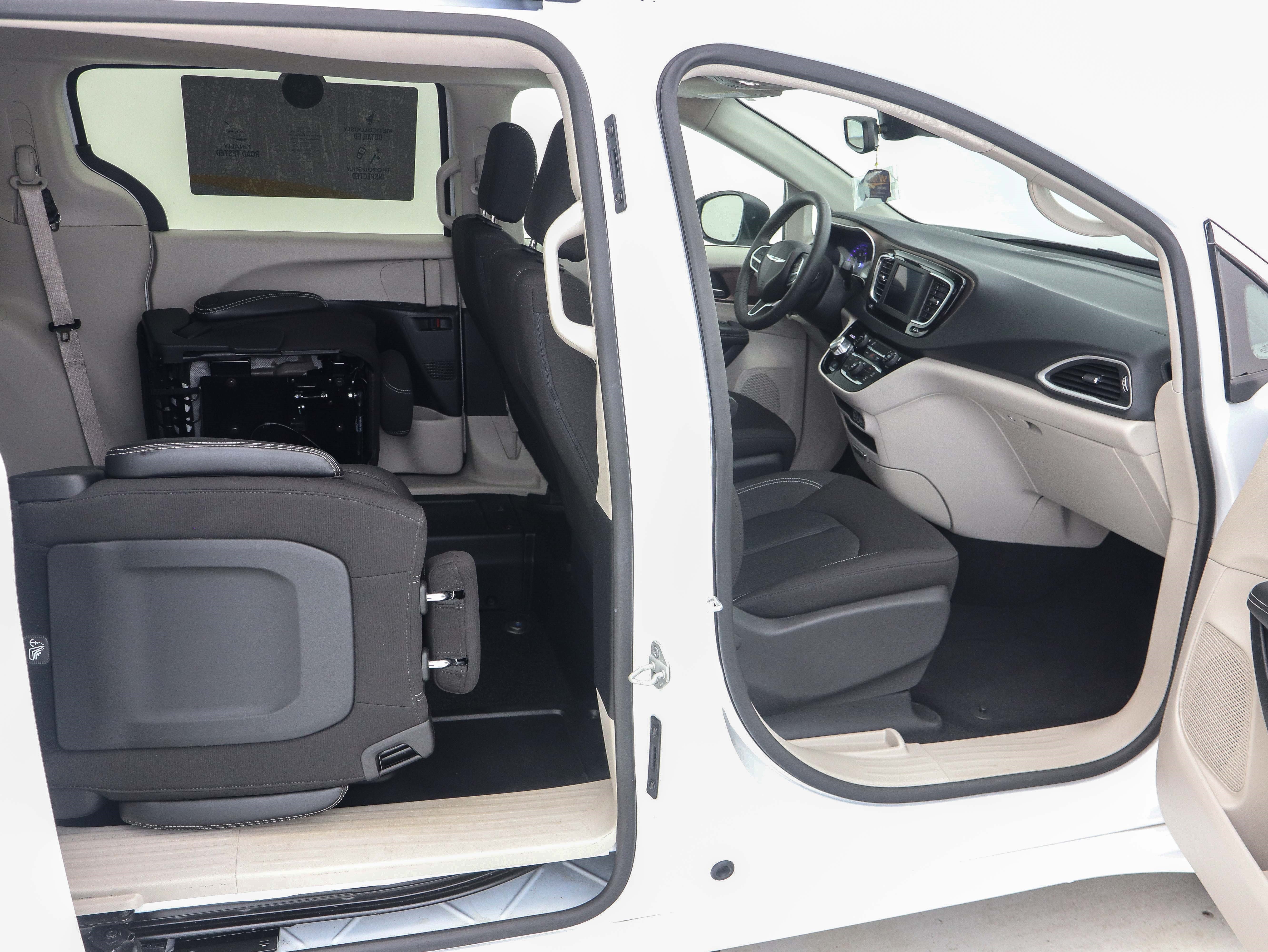 Used 2023 Chrysler Voyager LX FWD image 19
