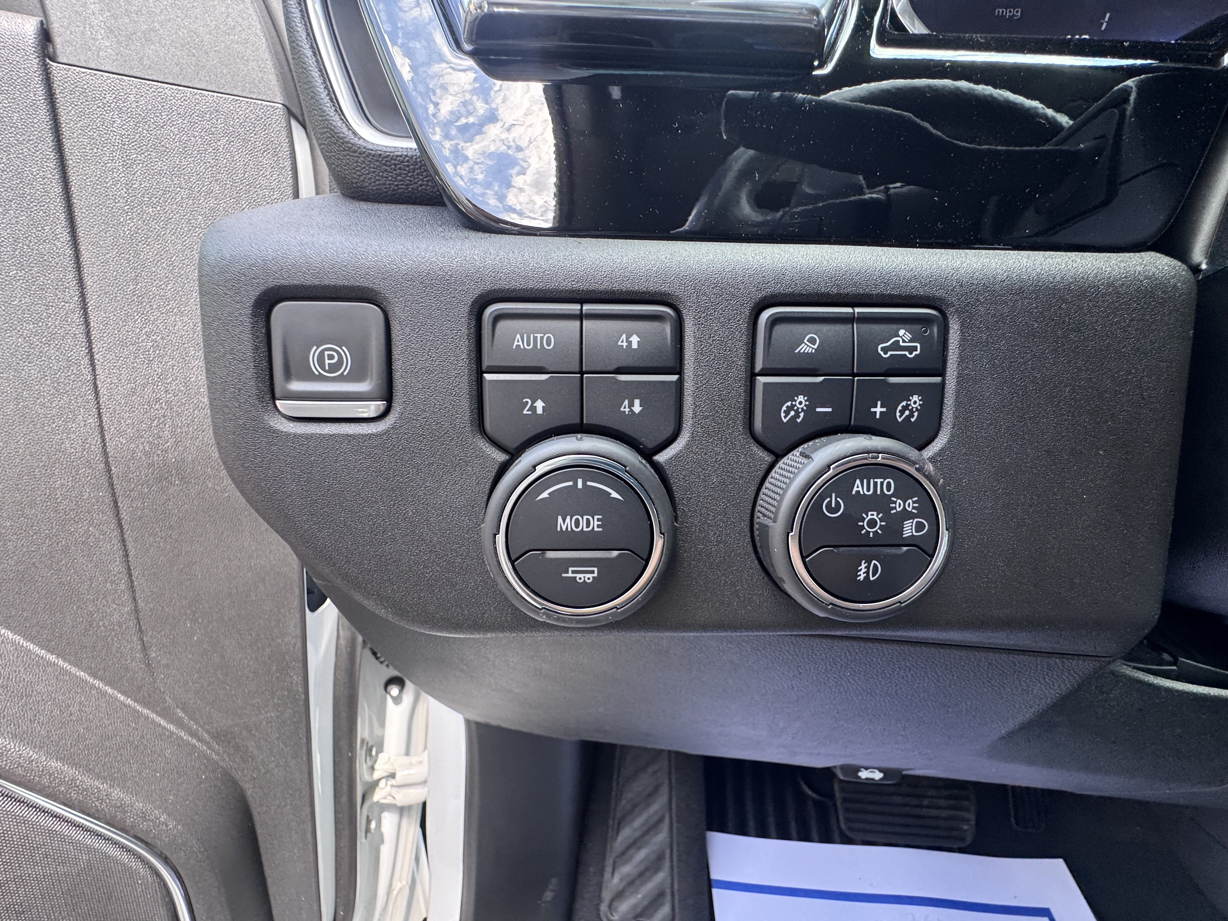 Used 2024 Chevrolet Silverado 1500 LTZ w/ LTZ Convenience Package II AWD/4WD image 23
