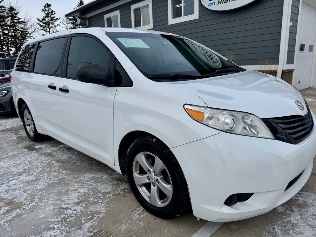 Used 2017 Toyota Sienna L image 2