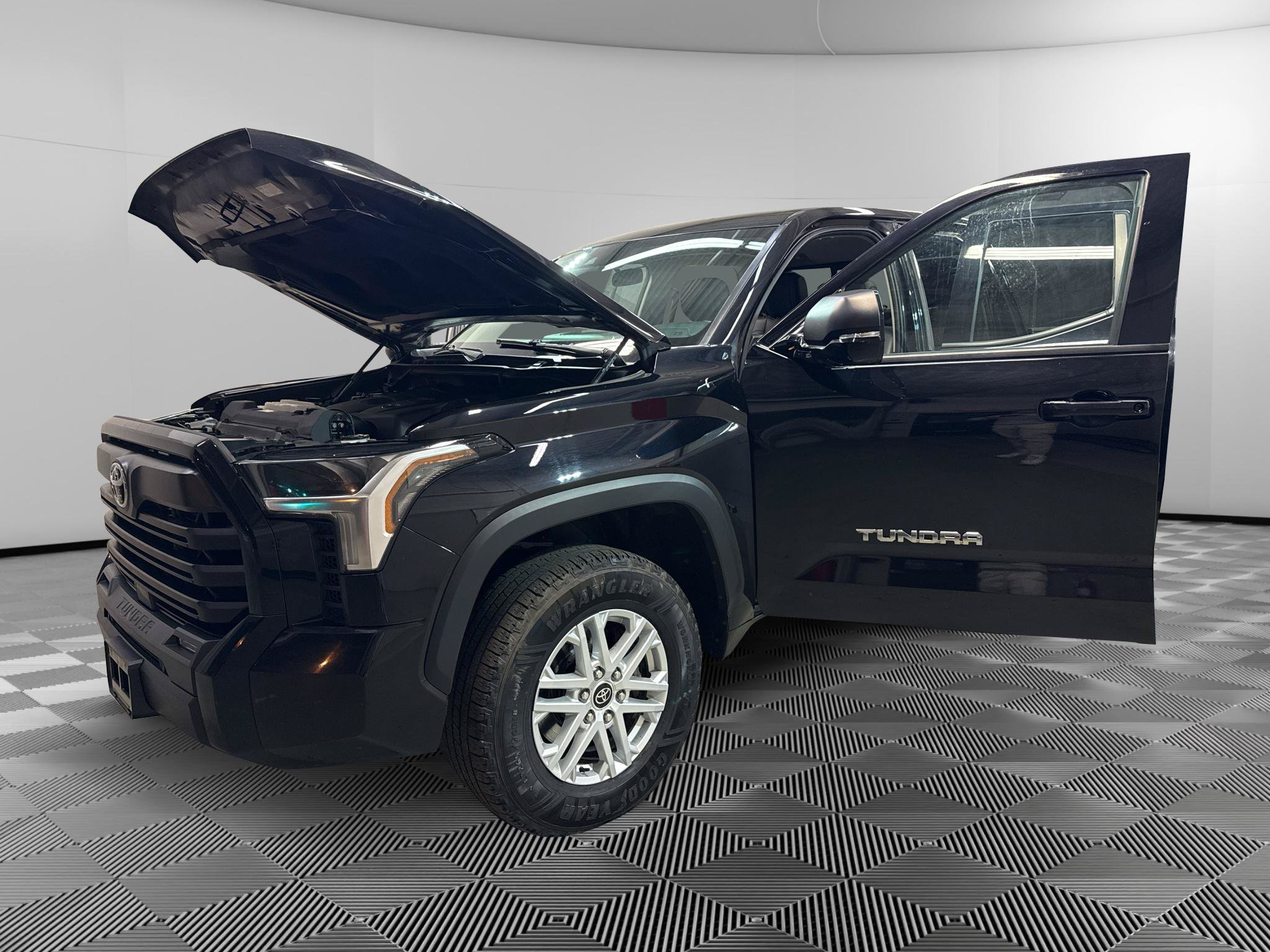 Used 2022 Toyota Tundra SR5 w/ SR5 Premium Package AWD/4WD image 11