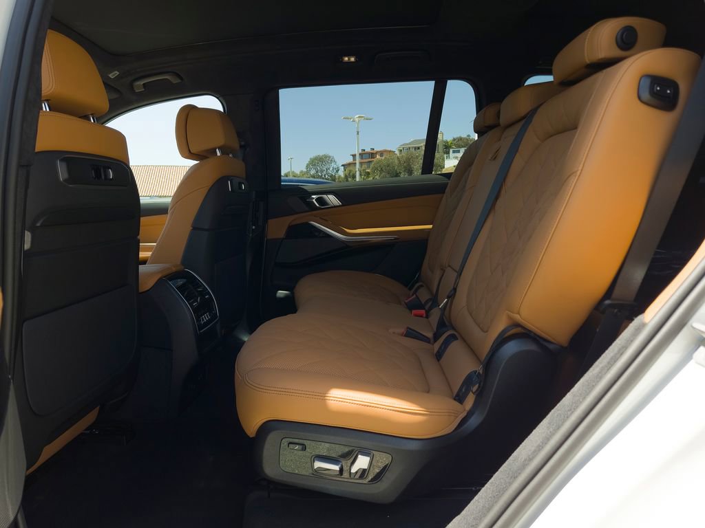 New 2026 BMW X7 xDrive40i w/ M Sport Package AWD/4WD image 8