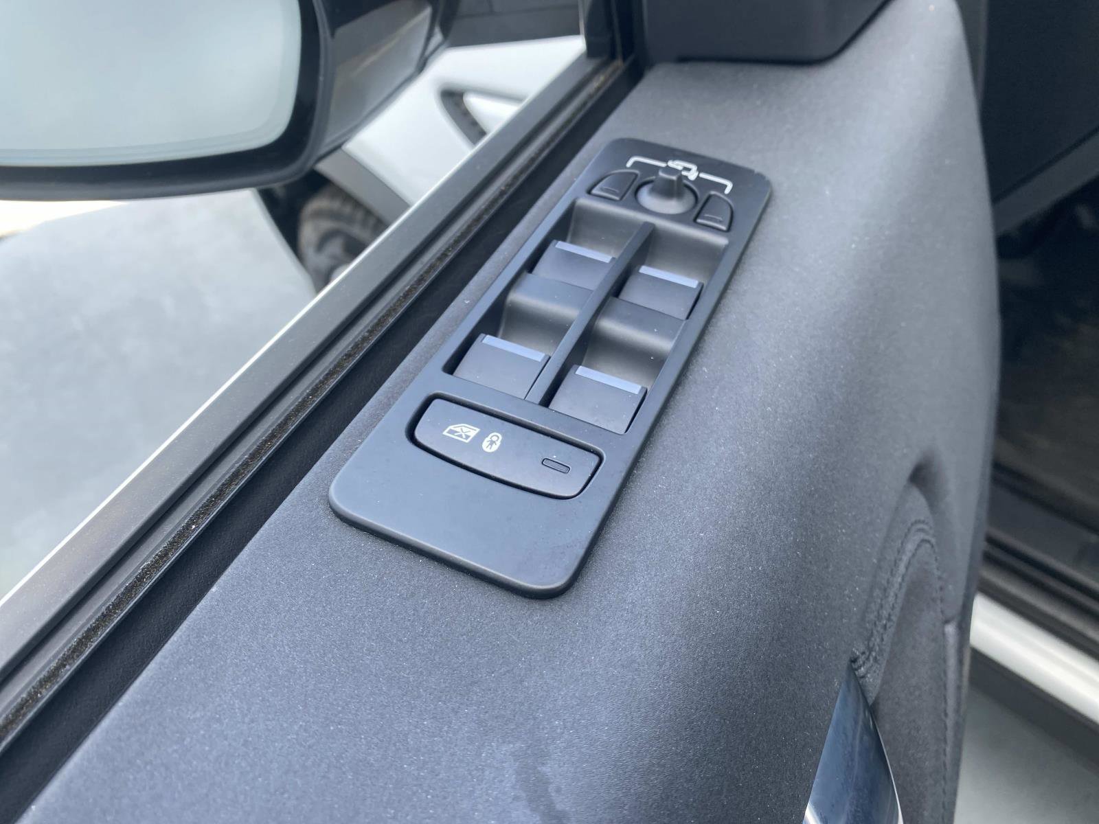 Used 2022 Land Rover Discovery Sport SE image 18